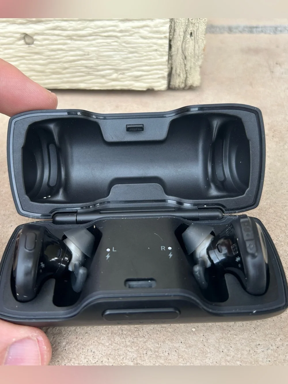 BOSE SoundSport Free Bluetooth Wireless EAR BUDS with Charging Case